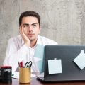 Empleado sin motivación en el trabajo