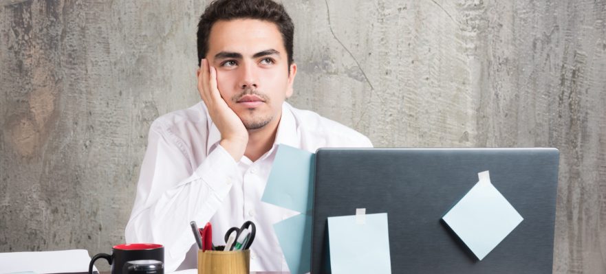 Empleado sin motivación en el trabajo