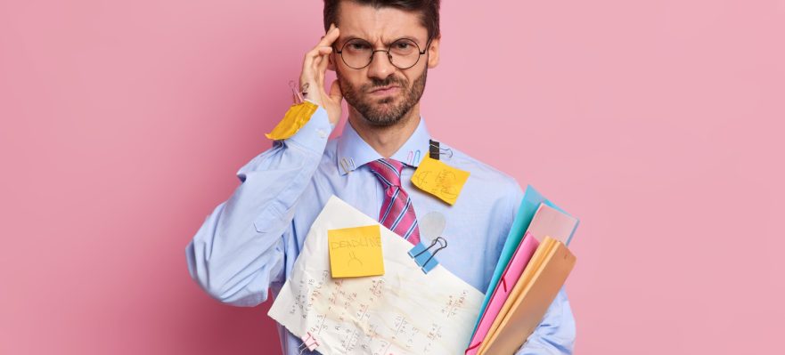 Task Masking: profesional que aparenta estar muy ocupado