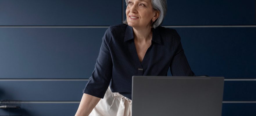 Trabajadora pensando cómo compatibilizar trabajo y pensión