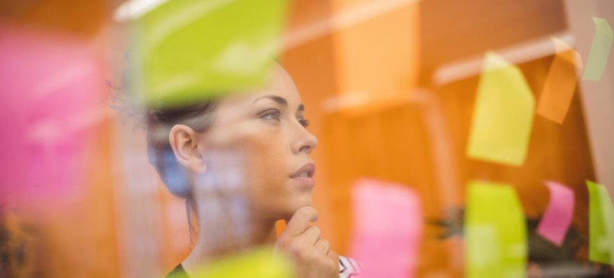 Trabajadora pensando cómo retomar el control de su carrera profesional