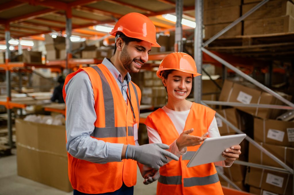 Trabajadores con código de vestimenta para protegerse de riesgos laborales