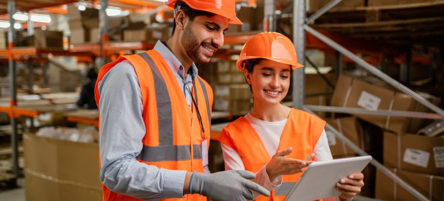 Trabajadores con código de vestimenta para protegerse de riesgos laborales