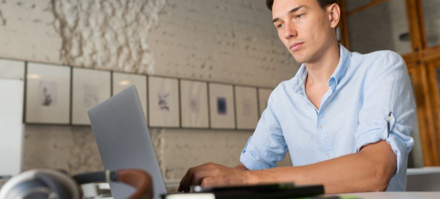Autónomo ofreciendo sus servicios online