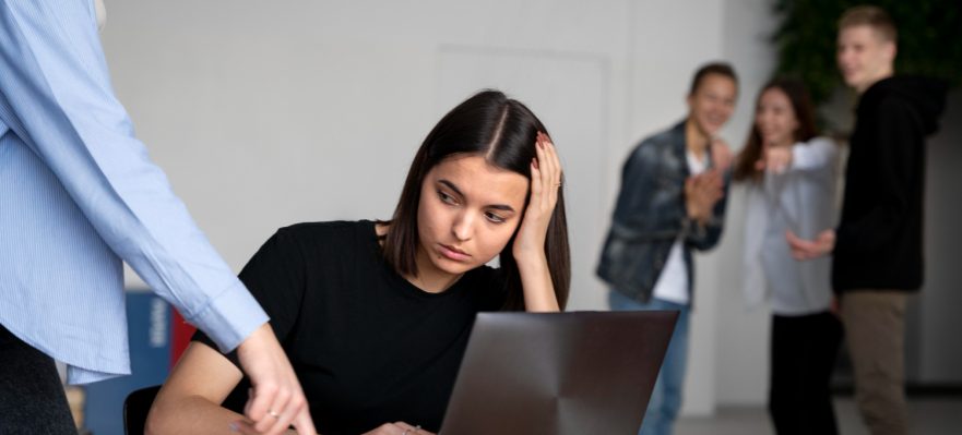 Empleada sufriendo acoso laboral