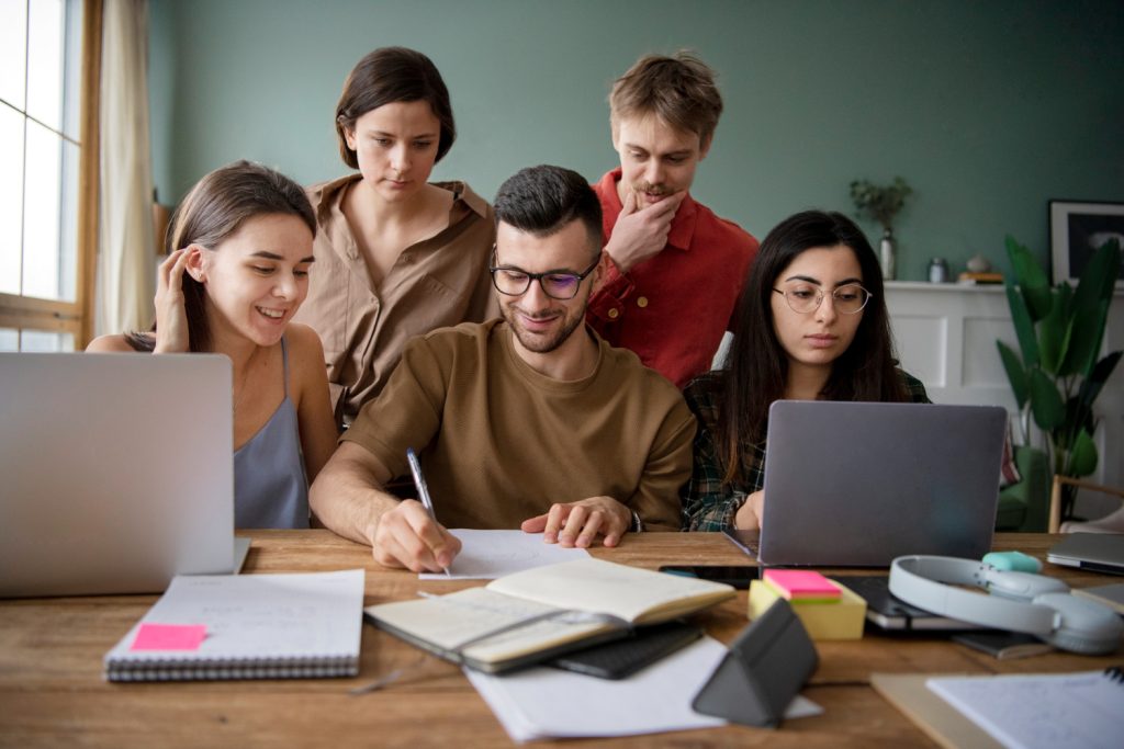 Estudiantes revisando los grados universitarios más demandados