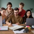 Estudiantes revisando los grados universitarios más demandados