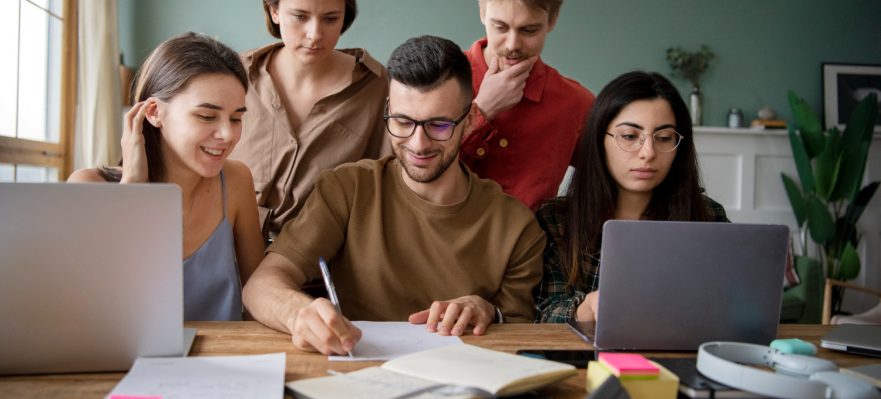 Estudiantes revisando los grados universitarios más demandados