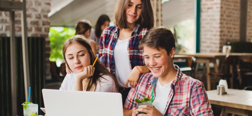 Jóvenes buscando ofertas de primer empleo y prácticas