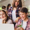 Jóvenes buscando ofertas de primer empleo y prácticas
