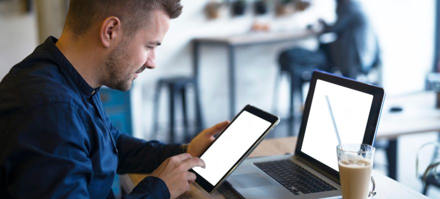 Profesional con varios dispositivos practicando el politrabajo