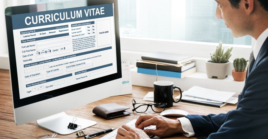 Profesional intentando crear un CV que destaque