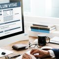 Profesional intentando crear un CV que destaque