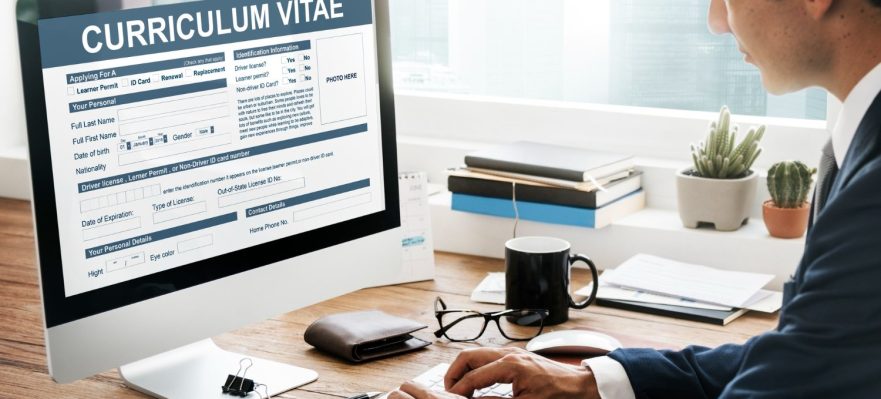 Profesional intentando crear un CV que destaque