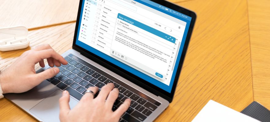 Candidato redactando una carta de presentación para enviar su CV
