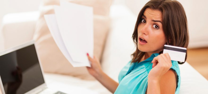 Empleada revisando su contrato para saber cuando cobra las pagas extra