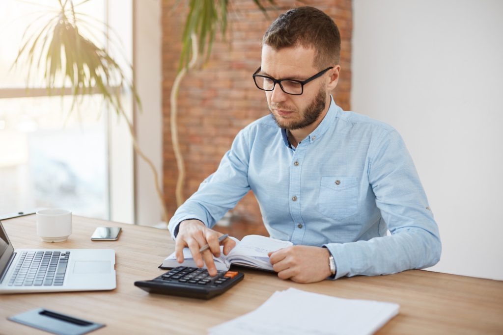 Empleado calculando si le han pagado vacaciones no disfrutadas