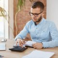 Empleado calculando si le han pagado vacaciones no disfrutadas