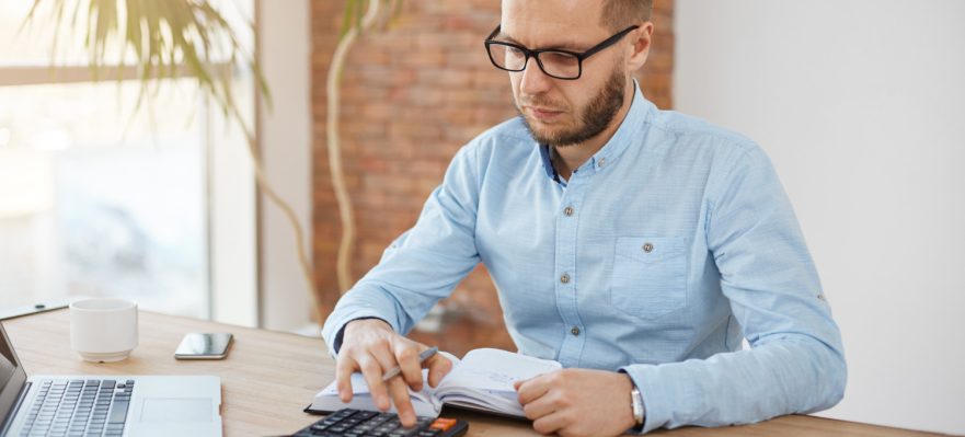 Empleado calculando si le han pagado vacaciones no disfrutadas