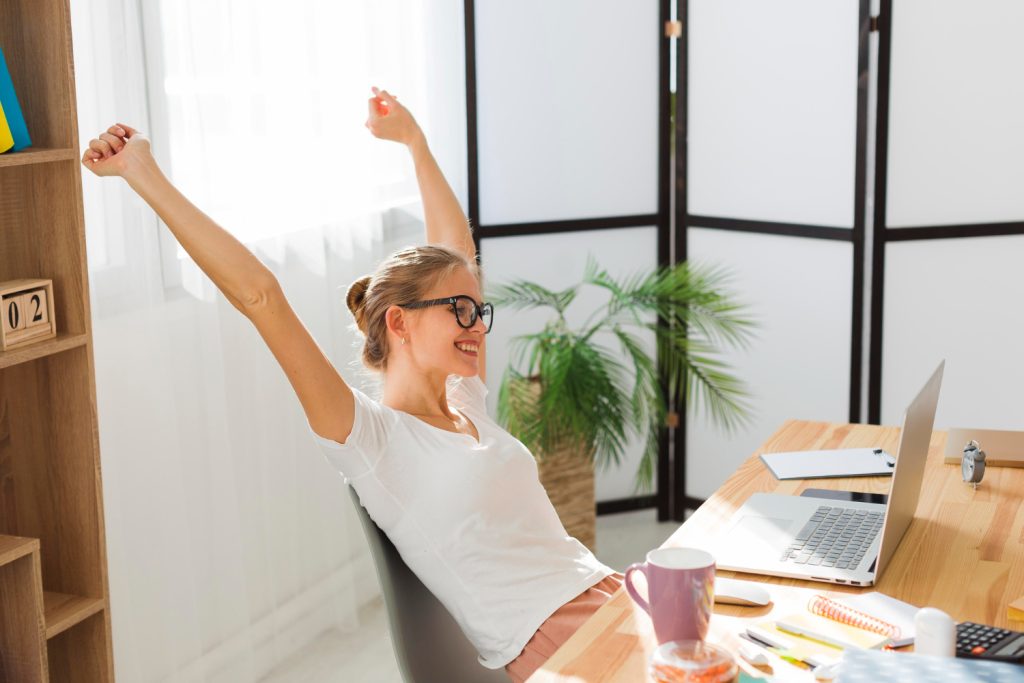 Profesional que intenta mantener la motivación en su búsqueda de empleo