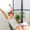 Profesional que intenta mantener la motivación en su búsqueda de empleo