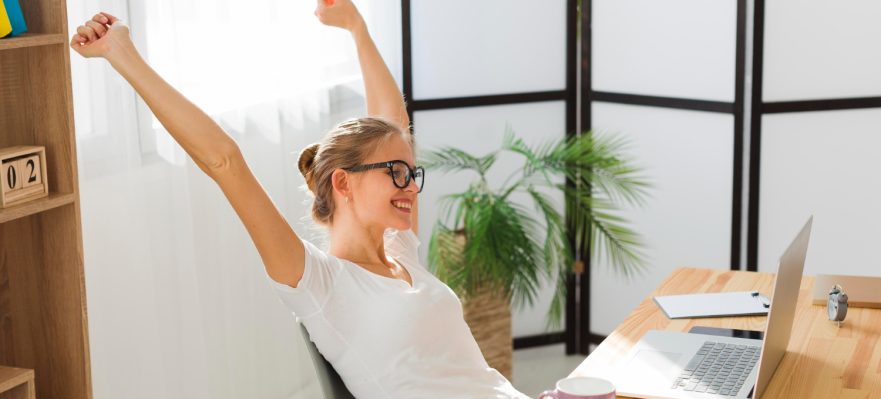 Profesional que intenta mantener la motivación en su búsqueda de empleo