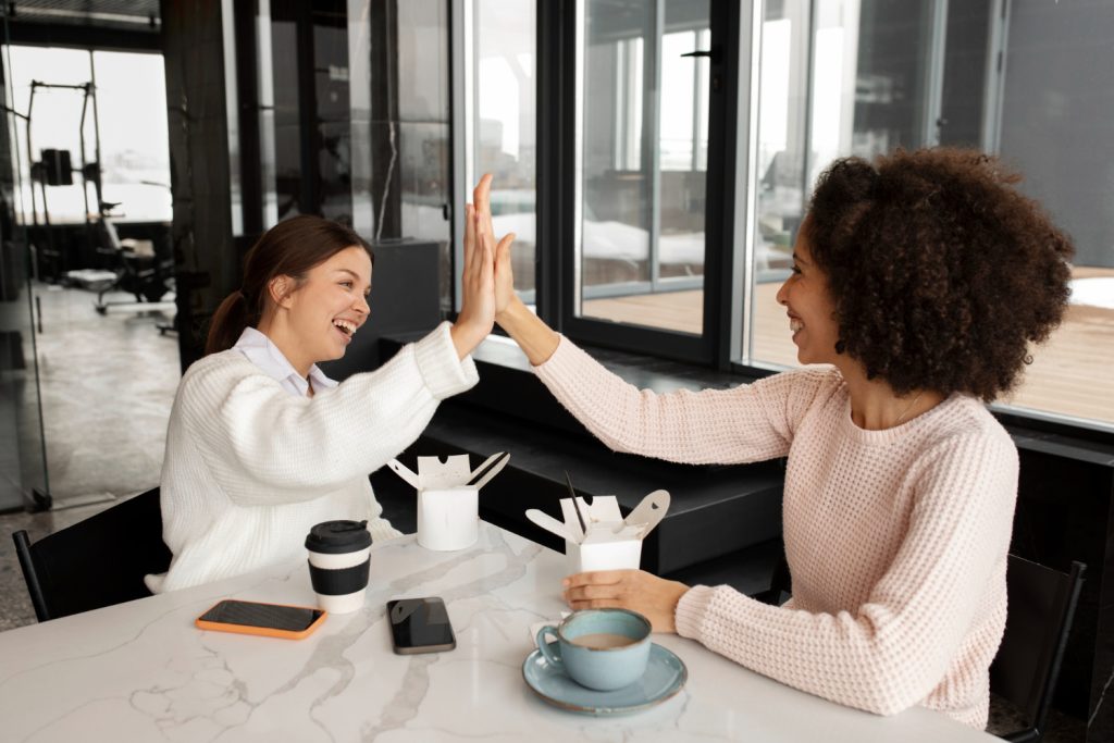 Dos compañeras mostrando empatía en el trabajo