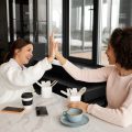 Dos compañeras mostrando empatía en el trabajo