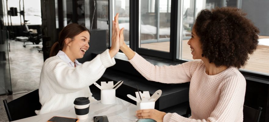 Dos compañeras mostrando empatía en el trabajo