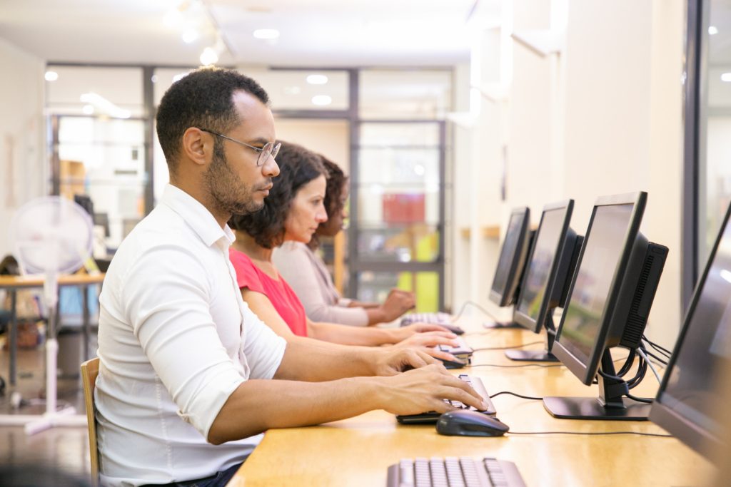 Grupo de profesionales informáticos trabajando