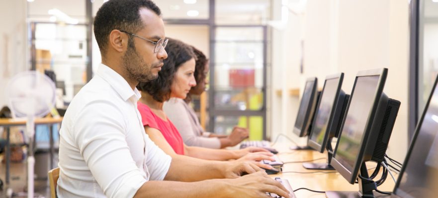 Grupo de profesionales informáticos trabajando