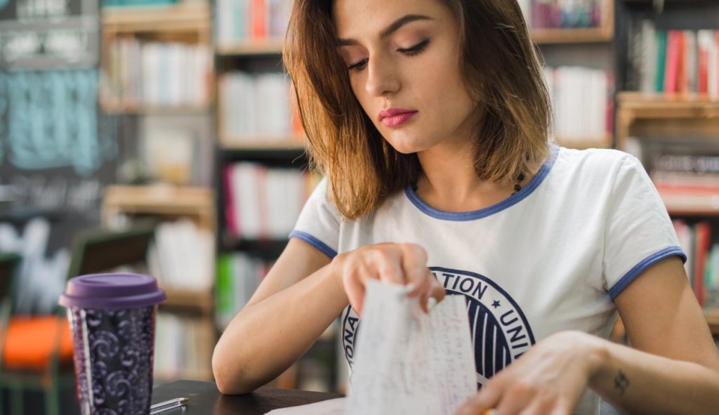 Joven preparándose para opositar