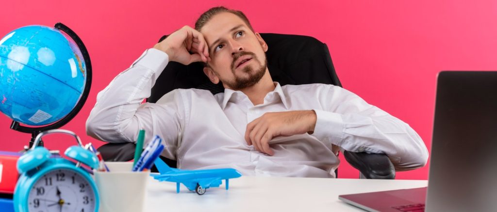 Profesional pensando cómo organizarse en el trabajo para irse de vacaciones