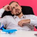 Profesional pensando cómo organizarse en el trabajo para irse de vacaciones