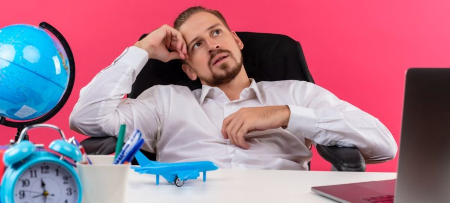 Profesional pensando cómo organizarse en el trabajo para irse de vacaciones