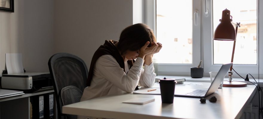 Profesional que sufre atiquifobia abrumada por temor al fracaso