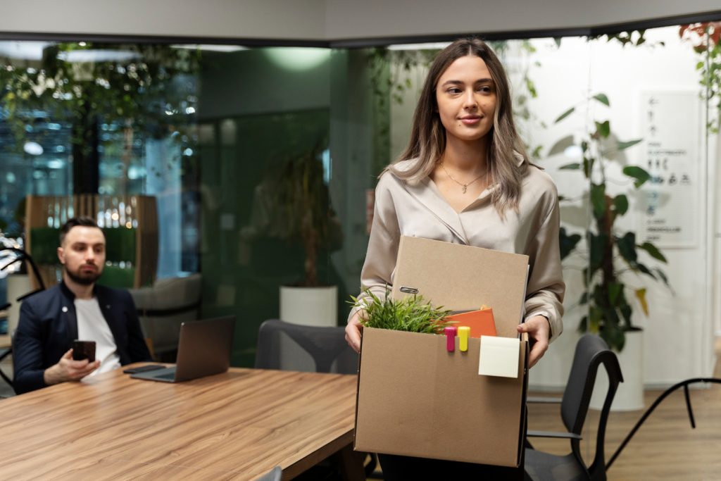Trabajadora cambiando de empleo tras identificar su proposito profesional