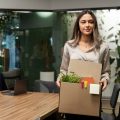 Trabajadora cambiando de empleo tras identificar su proposito profesional