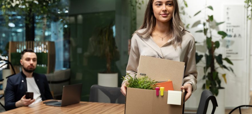 Trabajadora cambiando de empleo tras identificar su proposito profesional