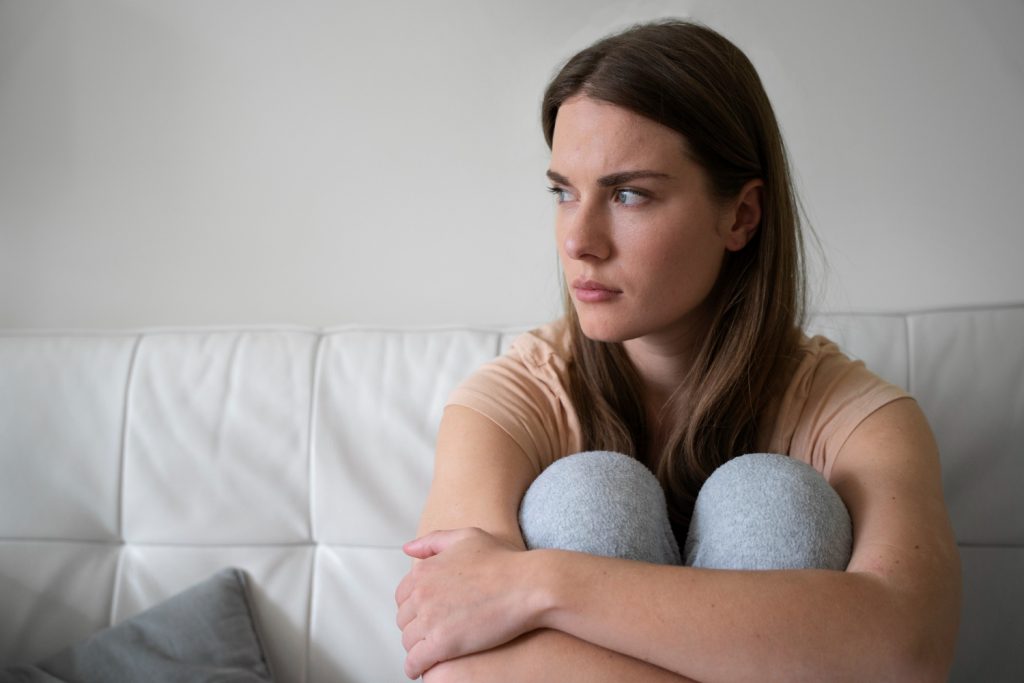 Mujer con ansiedad por sufrir síndrome del impostor