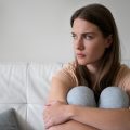 Mujer con ansiedad por sufrir síndrome del impostor