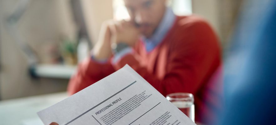 Reclutador recriminando a candidato por mentir en el currículum