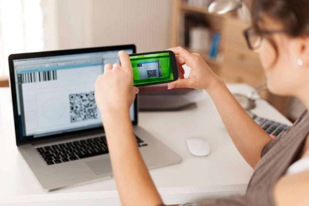 Autónoma escaneando facturas con código QR