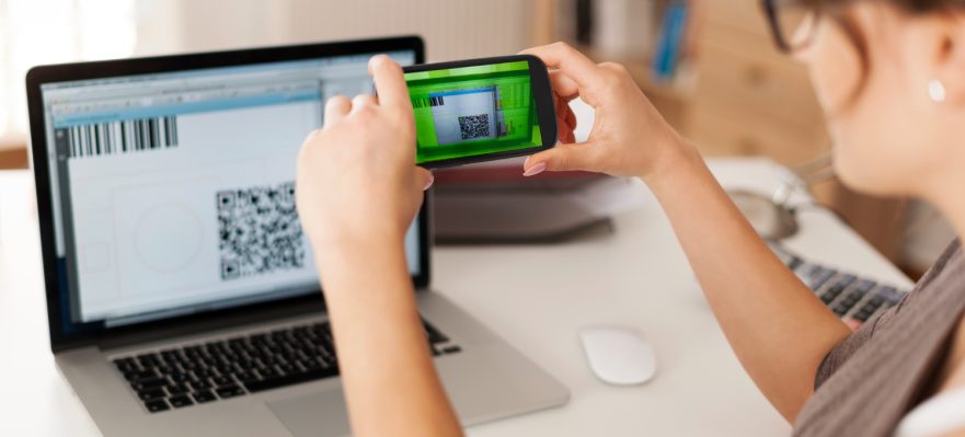 Autónoma escaneando facturas con código QR