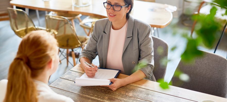 Candidata enfrentándose a una entrevista por competencias