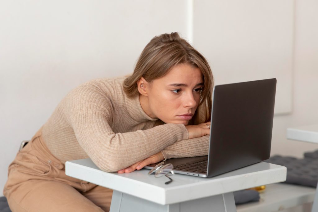 Candidata triste porque le han hecho ghosting laboral