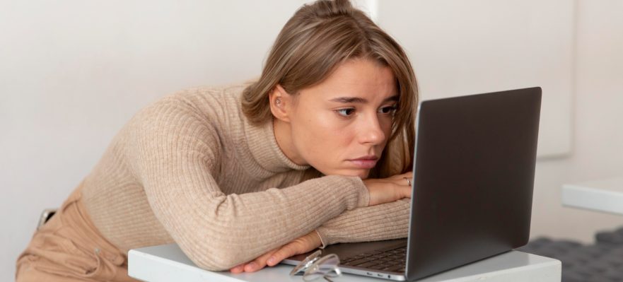 Candidata triste porque le han hecho ghosting laboral
