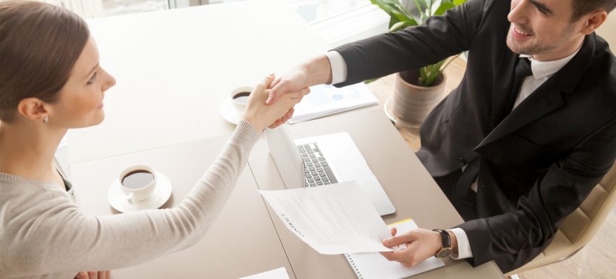 Empleada negociando su sueldo con su responsable