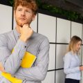 Empleado pensando que tipo de trabajo le gustaría tener