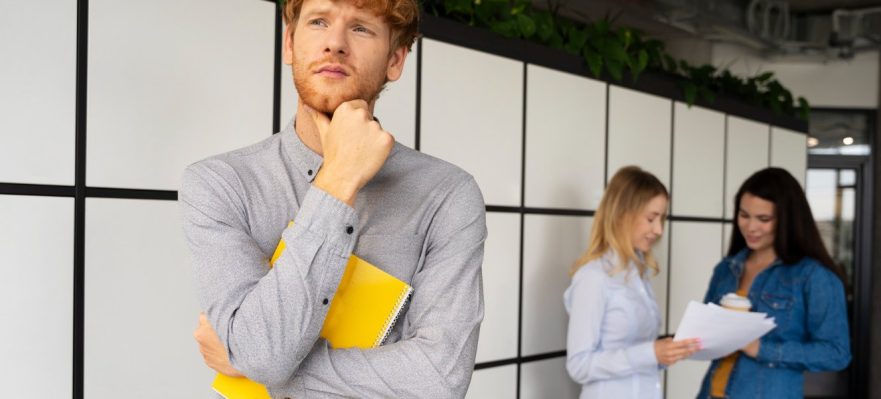 Empleado pensando que tipo de trabajo le gustaría tener